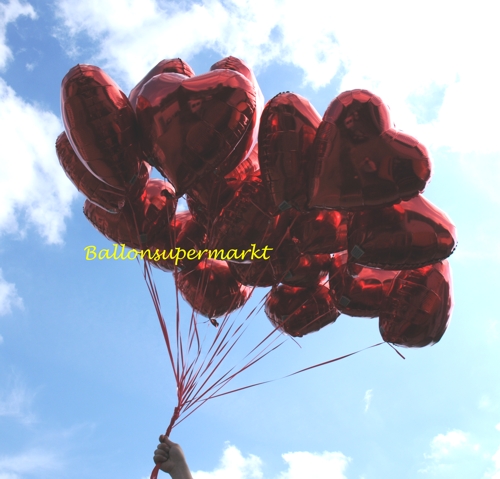 luftballons-zur-hochzeit-aufsteigen-lassen-rote-folien-herzballons-mit-ballongas-helium